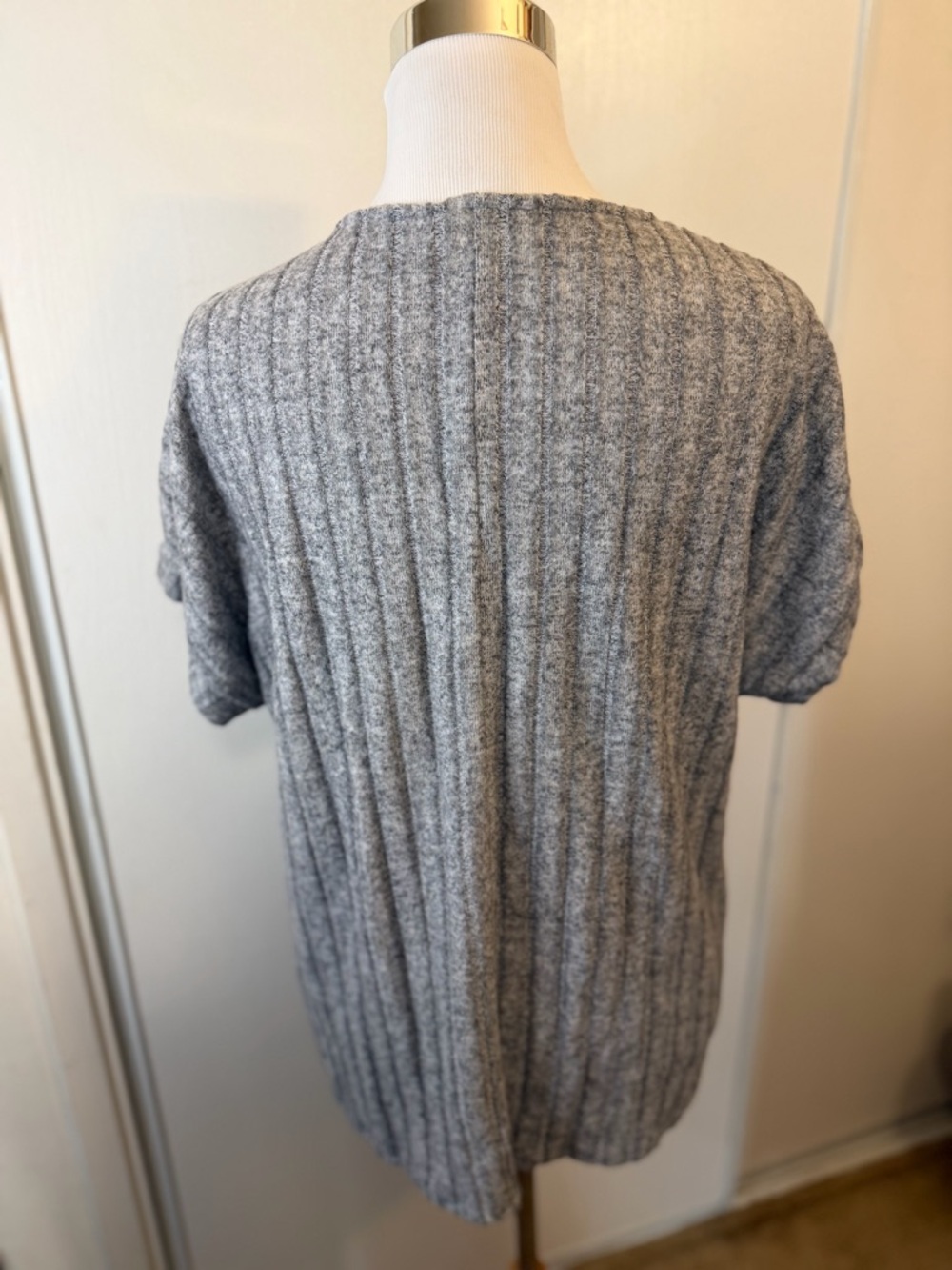 NWOT Grey Ribbed Top - Picture 3 of 12